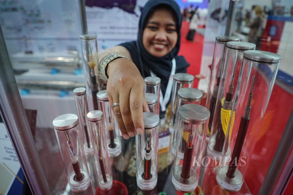 Peserta pameran menata kabel fiber optik produksi Communication Cable Systems Indonesia (CCSI) yang dipamerkan dalam Indonesia Research and Innovation Expo (InaRI Expo) di KST Soekarno, Cibinong, Bogor, Jawa Barat, Kamis (21/9/2023).