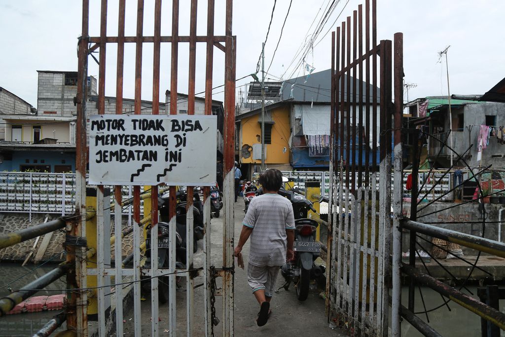 Salah satu jembatan yang menghubungkan Kampung Rawa dengan Tanah Tinggi di Jakarta Pusat, Jumat (21/10/2022). 