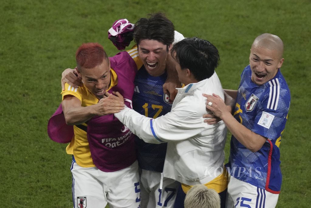 Pemain Jepang Ao Tanaka (tengah) merayakan gol yang dicetak ke gawang Spanyol dalam pertandingan di fase Grup E di Stadion Khalifa, Qatar, Jumat (02/12/2022) dini hari WIB. Jepang mengalahkan Spanyol 2-1. Jepang dan Spanyol lolos ke babak 16 besar Piala Dunia 2022. 