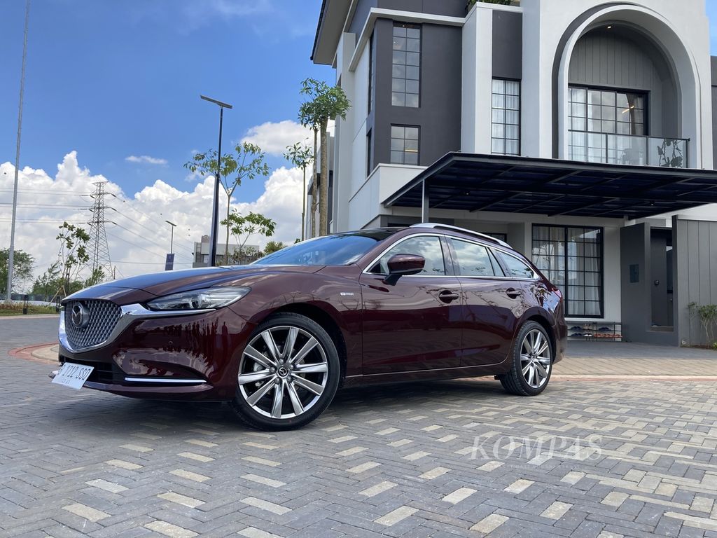 Tampak samping Mazda 6 Artisan Red Premium versi estate. Dua model edisi terbatas Mazda, yakni Mazda CX-5 AWD dan Mazda 6 Artisan Red Premium, diuji singkat di kawasan BSD City, Tangerang, Banten, Selasa (7/3/2023).