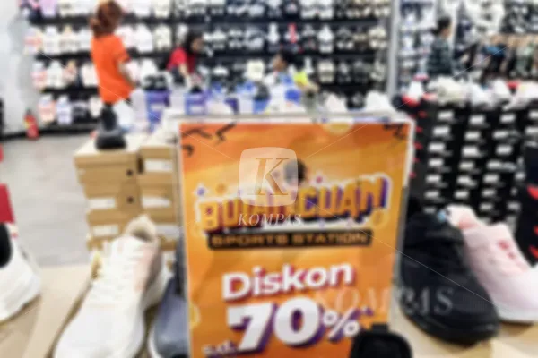 Tawaran potongan harga di salah satu gerai sepatu di pusat...