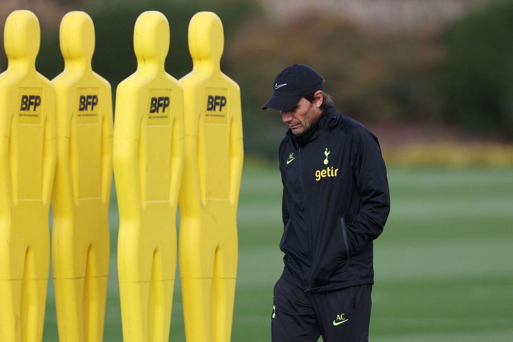 Manajer Tottenham Hotspur Antonio Conte memimoin latihan tim di Tottenham Hotspur Football Club Training Ground, London, Inggris, 31 Oktober 2022.  