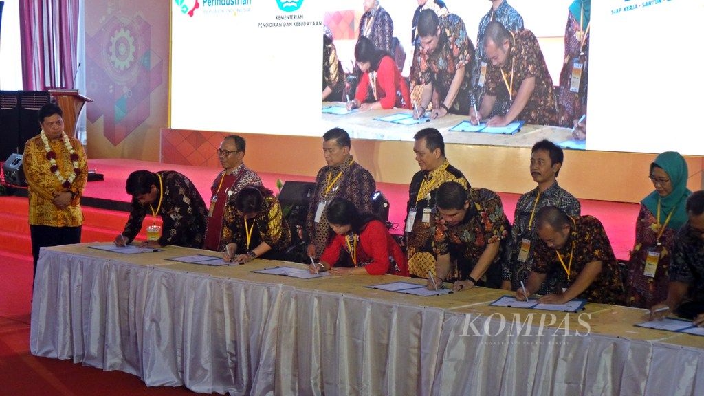 https://assetd.kompas.id/OUXYvxSfEWGO7nYIbZ3qAlbrhiI=/1024x576/filters:watermark(https://cdn-content.kompas.id/umum/kompas_main_logo.png,-16p,-13p,0)/https%3A%2F%2Fkompas.id%2Fwp-content%2Fuploads%2F2019%2F02%2F20190228dit-Peluncuran-Program-Vokasi-Industri-1L.jpg