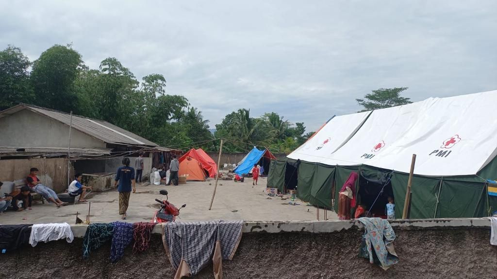 Palang Merah Indonesia memberikan bantuan air bersih ke lokasi terdampak gempa di Kabupaten Cianjur, Jawa Barat.