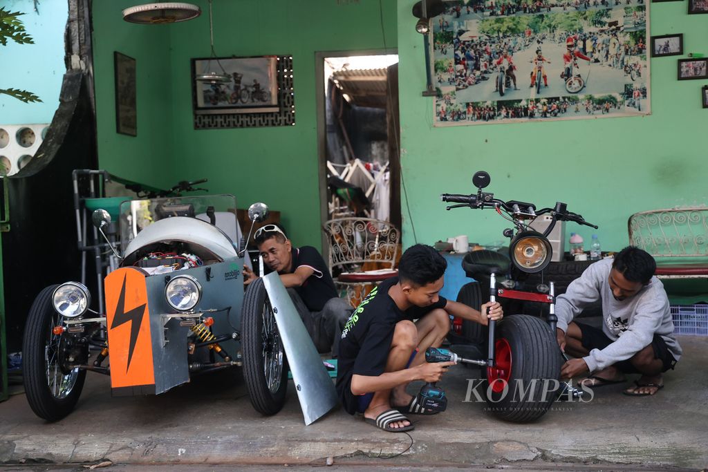 Murid SMK menggarap sepeda motor listrik di industri kreatif Mobilijo di Kelurahan Kricak, Tegalrejo, Yogyakarta, Kamis (12/1/2023). Sejak tahun 2010 tempat usaha itu telah membuat bermacam kendaraan listrik yang dijual dengan harga berkisar Rp 15 juta - Rp 50 juta per unit. Pembuatan kendaraan listrik di tempat itu menjadi sarana edukasi kepada masyarakat tentang pemanfaatan energi ramah lingkungan di dunia otomotif.