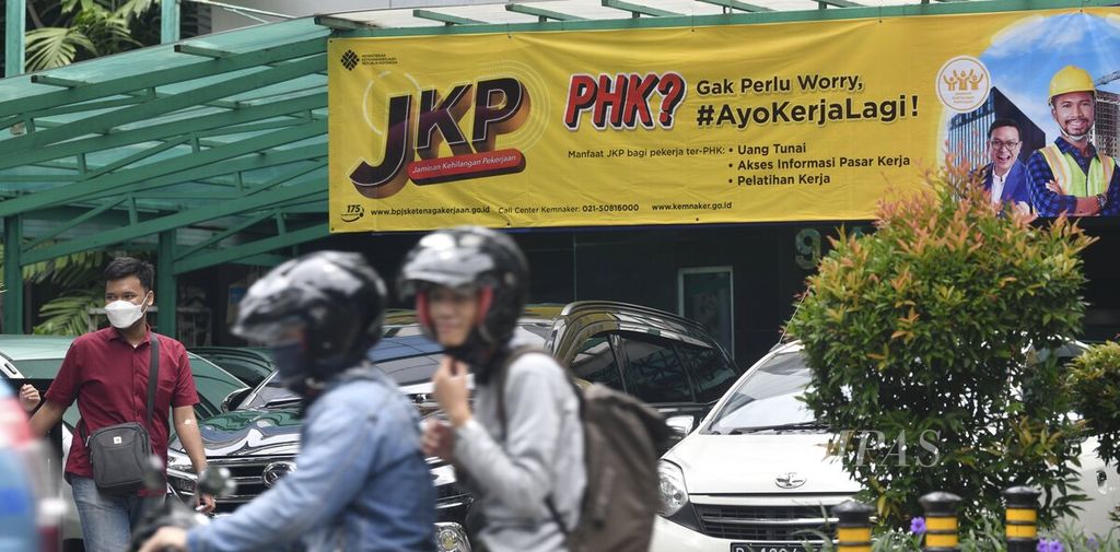 Sosialisasi program Jaminan Kehilangan Pekerjaan (JKP) terpampang di salah satu kantor BPJS Ketenagakerjaan di Jakarta Pusat, Rabu (23/2/2022). Pemerintah masih menampung sejumlah masukan terkait revisi Permenaker No 2/2022 tentang aturan baru pencairan Jaminan Hari Tua yang menuai penolakan publik. Ombudsman RI mengusulkan agar revisi dapat dilakukan dengan penataan sistem jaminan sosial nasional.