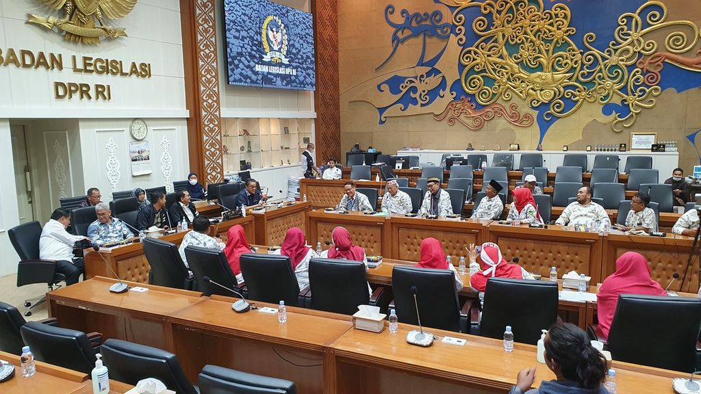 Ketua Komisi X DPR Syaiful Huda memimpin audiensi dengan perwakilan dari Persatuan Guru Seluruh Indonesia (PGSI) di Ruang Badan Legislasi DPR, Senayan, Jakarta, Senin (20/3/2023). DPR mendesak pemerintah untuk tidak memberikan perlakuan yang berbeda pada guru honor di sekolah swasta dan madrasah dalam rekrutmen aparatur sipil negara berstatus pegawai pemerintah dengan perjanjian kerja (ASN PPPK).