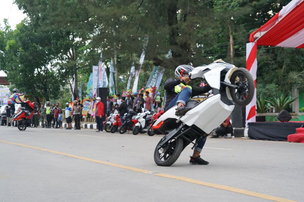 Atraksi menggunakan motor listrik dalam peresmian motor listrik Gesits pertama kali di Indonesia Timur, di Kendari, Sulawesi Tenggara, Sabtu (27/2/2021). Pemerintah Provinsi Sultra mendorong adanya industri perakitan kendaraan listrik di daerah kaya nikel ini.