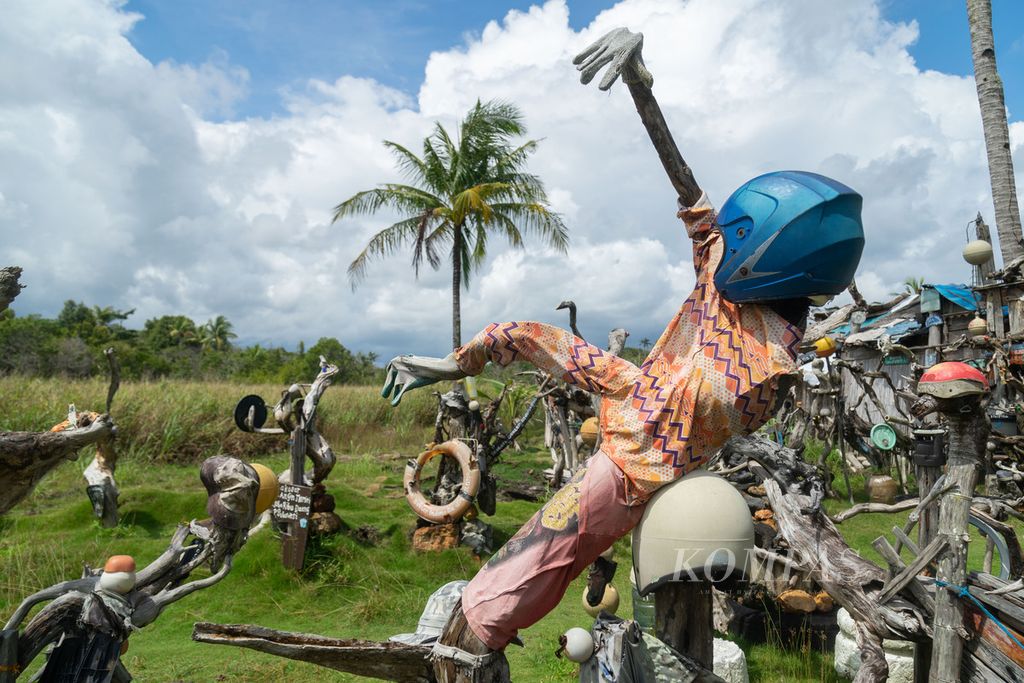 Sampah-sampah dari pantai yang dikumpulkan dan disusun oleh Ahmadun menyerupai instalasi seni raksasa di Desa Pengudang, Kecamatan Teluk Sebong, Bintan, Kepulauan Riau, Rabu (20/10/2021).