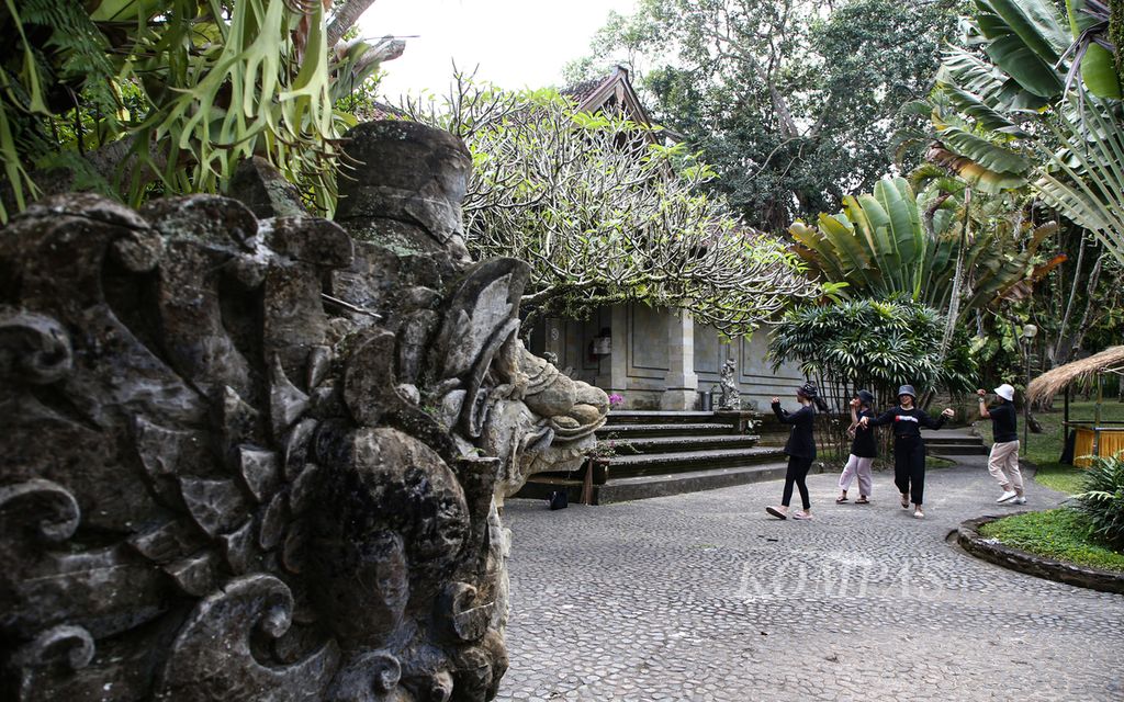 Sejumlah penari dari kelompok Pepe Pepe baine dari Gowa berlatih disela-sela padatnya jadwal pertemuan dalam pertemuan Indonesian Music Expo (Imex) 2023 di Museum Puri Lukisan, Ubud, Bali, Sabtu (23/09/2023).