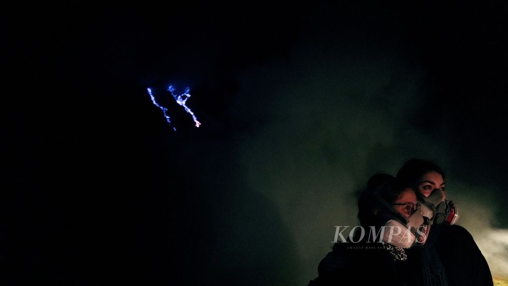 Wisatawan asing berfoto di dasar kawah Gunung Ijen yang berada di perbatasan Kabupaten Banyuwangi dan Bondowoso, Kamis (2/6/2022). Selain api biru, Taman Wisata Alam Kawah Ijen juga menawarkan atraksi kegiatan sublimasi belerang dan panorama pegunungan. Mengutip blog Organisasi Pariwisata Dunia Perserikatan Bangsa-Bangsa (UNWTO), 