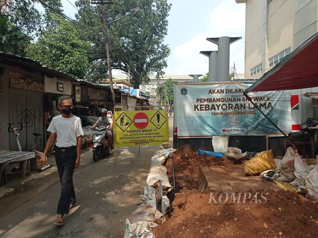 Proyek pembangunan Skywalk Kebayoran Lama di sisi selatan Stasiun Kebayoran Lama, Jakarta Selatan, Selasa (9/8/2022). Skywalk bertujuan menghubungkan stasiun dengan halte Transjakarta.