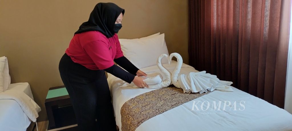 Lulusan pendidikan vokasi dididik untuk siap bekerja sesuai standar dunia usaha dan dunia industri. Siswa SMK Wikrama Bogor bidang perhotelan, Kamis (26/1/2023), berlatih membereskan kamar tidur di hotel secara nyata.