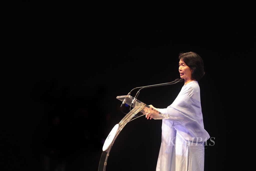 Istri almarhum cendekiawan Muslim Nurcholish Madjid, Omi Komaria, memberikan testimoninya dalam forum Refleksi Kebangsaan yang diadakan oleh Sumbu Kebangsaan di Jakarta, Sabtu (18/3/2023). Sumbu Kebangsaan adalah sebuah wadah inisiatif bersama Nurcholish Madjid Society, Jaringan Gusdurian, dan Maarif Institute. Acara tersebut berusaha menggali kembali pemikiran kebangsaan KH Abdurrahman Wahid (Gus Dur), Nurcholish Madjid, dan Syafii Maarif yang menjadi salah satu pemikir Islam paling berpengaruh di Indonesia. 