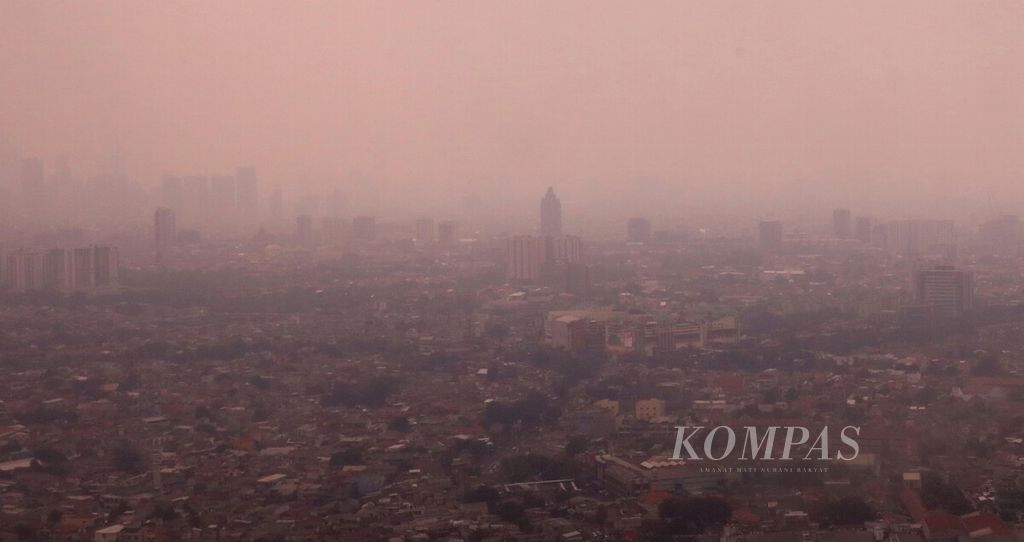 Pemandangan polusi udara di sekitar Jakarta pada siang hari berawan, Sabtu (2/9/2023). 