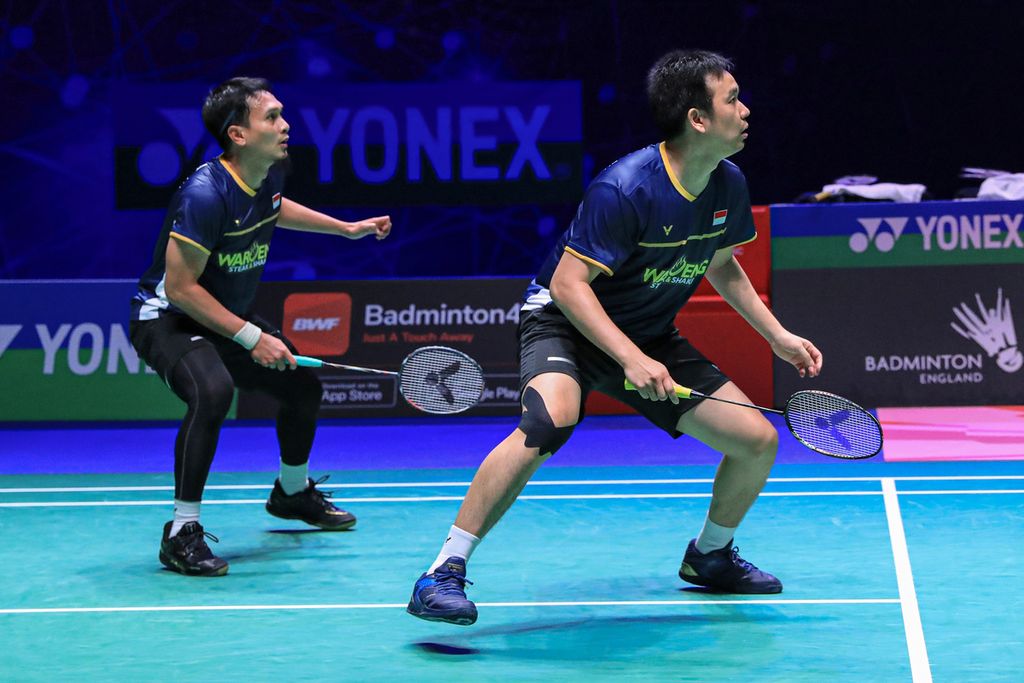 Hendra Setiawan (kanan)/Mohammad Ahsan menjadi salah satu dari dua wakil ganda putra Indonesia yang akan tampil pada semifinal All England. Dalam perempat final di Utilita Arena Birmingham, Jumat (18/3/2023), Hendra/Ahsan mengalahkan Liu Yu Chen/Ou Xuan Yi (China) 16-21, 21-19, 21-19.