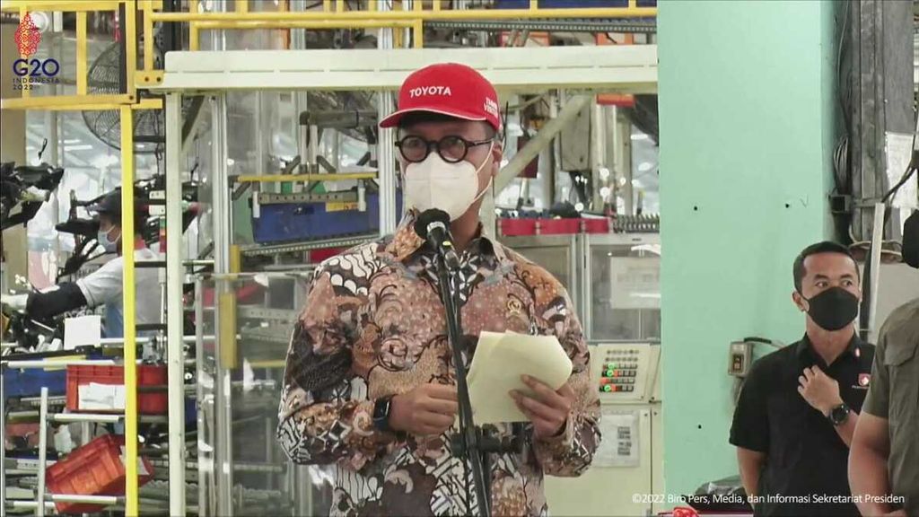 Menteri Perindustrian Agus Gumiwang Kartasasmita memberikan laporan pada pencapaian produksi ekspor ke-2 juta unit dan pelepasan ekspor perdana Fortuner ke Australia oleh PT Toyota Motor Manufacturing Indonesia di Kabupaten Karawang, Jawa Barat, Selasa (15/2/2022).