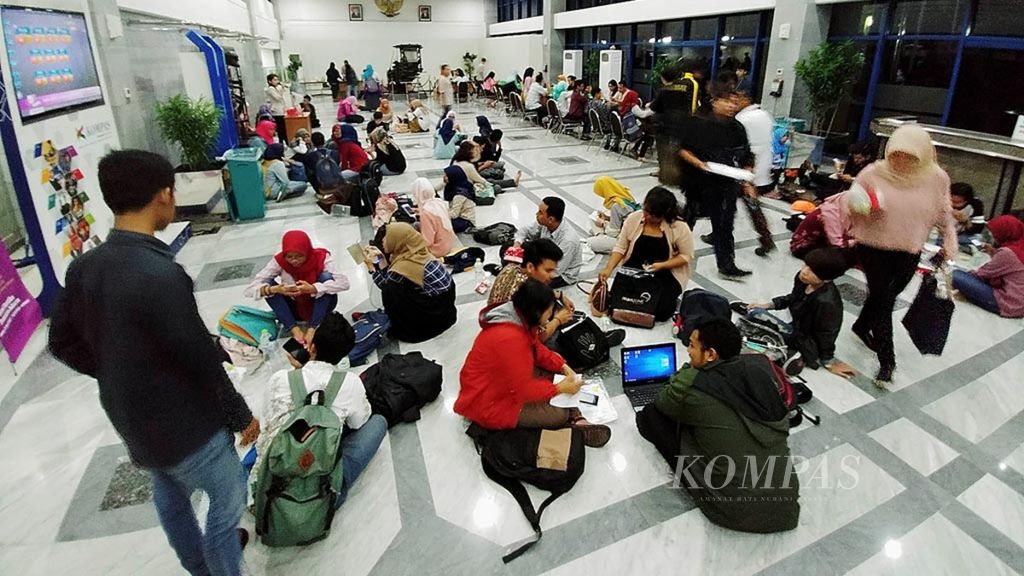 Kegiatan mahasiswa yang terlibat hitung cepat Litbang <i>Kompas</i> untuk Pilkada Jakarta putaran kedua pada 19 April 2017.
