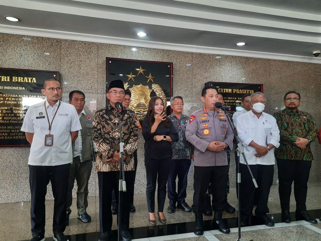 Kepala Polri Jenderal (Pol) Listyo Sigit Prabowo menjelaskan persiapan pengamanan Natal dan Tahun Baru 2023 seusai rapat koordinasi lintas sektoral tingkat menteri di Markas Besar Polri, Jakarta, Jumat (16/12/2022). Sejumlah menteri menghadiri rapat itu, seperti Menteri Pariwisata dan Ekonomi Kreatif Sandiaga Uno, Menteri Koordinator Bidang Pembangunan Manusia dan Kebudayaan Muhadjir Effendy, Menteri Pekerjaan Umum dan Perumahan Rakyat Basuki Hadimuljono, dan Menteri Agama Yaqut Cholil Qoumas (dari kiri ke kanan).