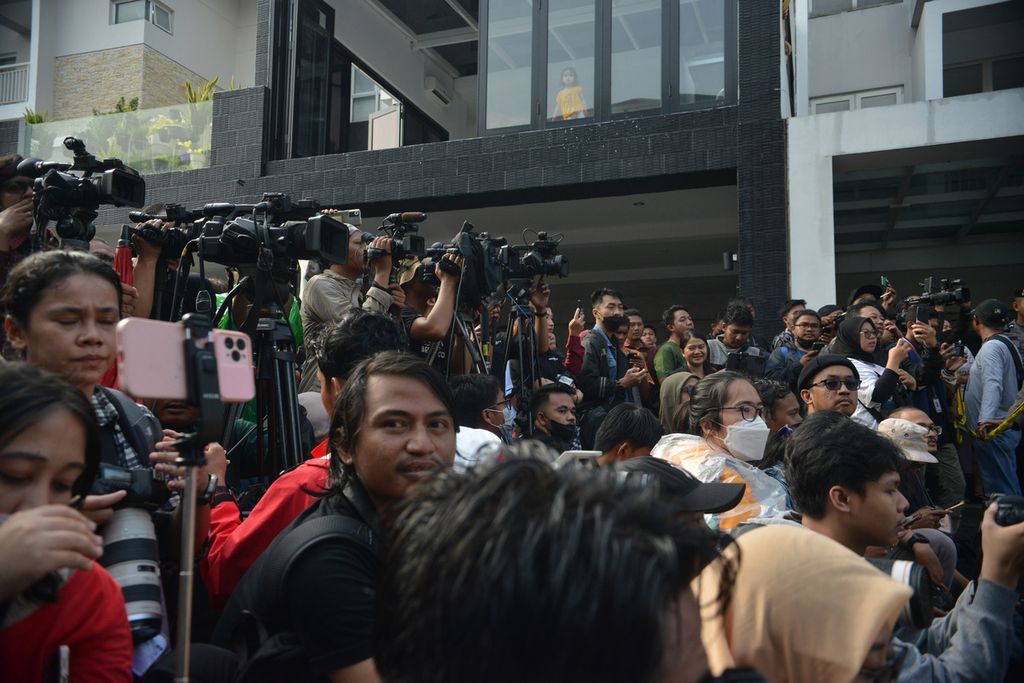Kerumunan wartawan menyiarkan langsung rangkaian rekonstruksi kasus penganiayaan kepada Cristalino David Ozora di kawasan Green Permata Boulevard, Jakarta Selatan (10/03/2023).