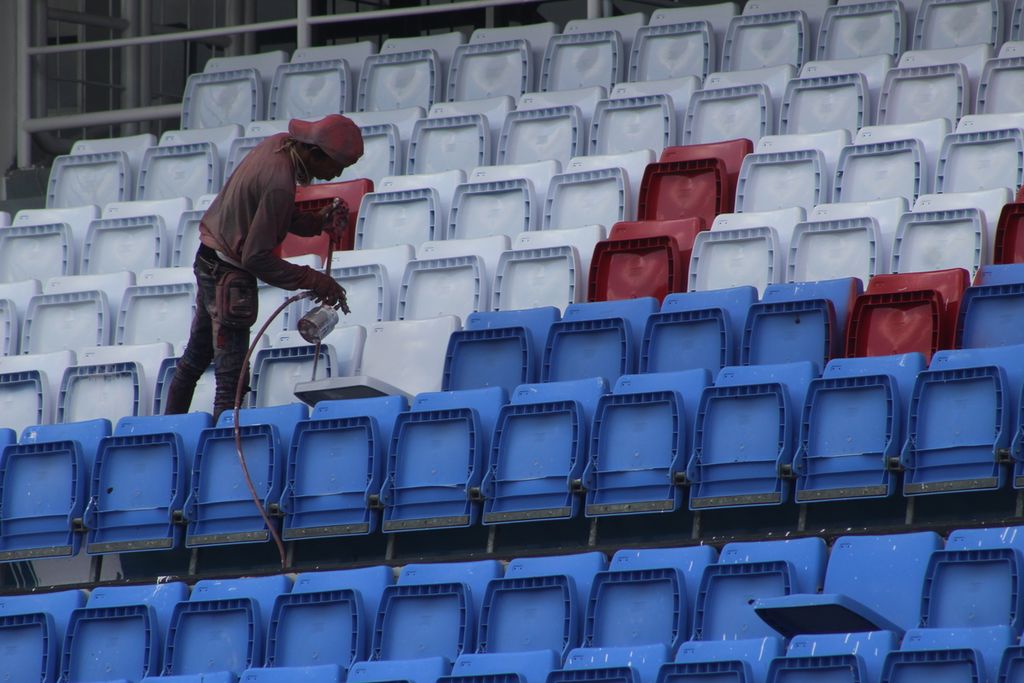 Pekerja sedang mengecat kursi penonton di Stadion Gelora Sriwijaya yang terletak di Kompleks Olahraga Jakabaring, Palembang, Sumatera Selatan, Selasa (8/12/2020). 