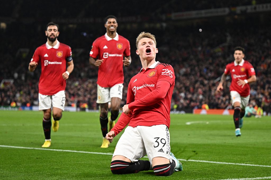 Gelandang Manchester United, Scott McTominay (tengah), melakukan selebrasi usai mencetak gol ke gawang Omonia dalam lanjutan Liga Europa di Stadion Old Trafford, Manchester, Inggris, Jumat (14/10/2022) dini hari WIB. MU menang, 1-0.