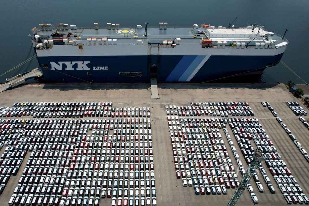 Deteran mobil yang hendak diekspor terparkir di Terminal Mobil Tanjung Priok, Jakarta Utara, Minggu (20/8/2023). Gabungan Industri Kendaraan Bermotor Indonesia (Gaikindo) mencatat, penjualan mobil dari pabrik ke dealer (<i>wholesales</i>) di pasar domestik pada Juli 2023 sebanyak 80.416 unit atau turun 2,6 persen dari bulan sebelumnya. 