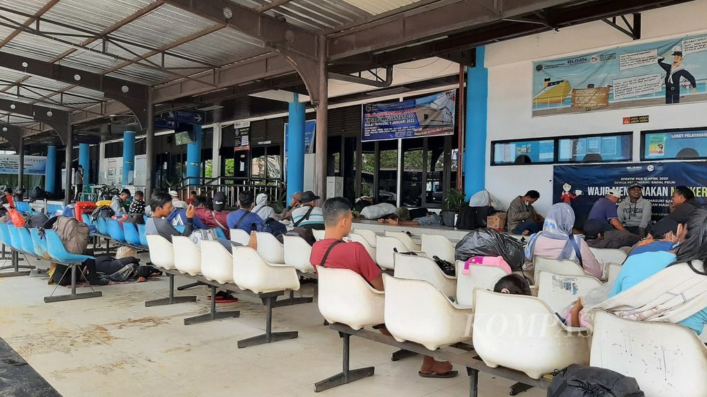 Suasana Pelabuhan Dwikora Pontianak, Kalimantan Barat, Selasa (19/4/2022).