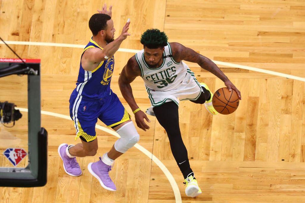 Marcus Smart (kanan), <i>guard</i> Boston Celtics, berusaha melewati penjagaan <i>point guard </i>Golden State Warriors, Stephen Curry, pada laga keenam Final NBA di TD Garden, Boston, 16 Juni 2022.