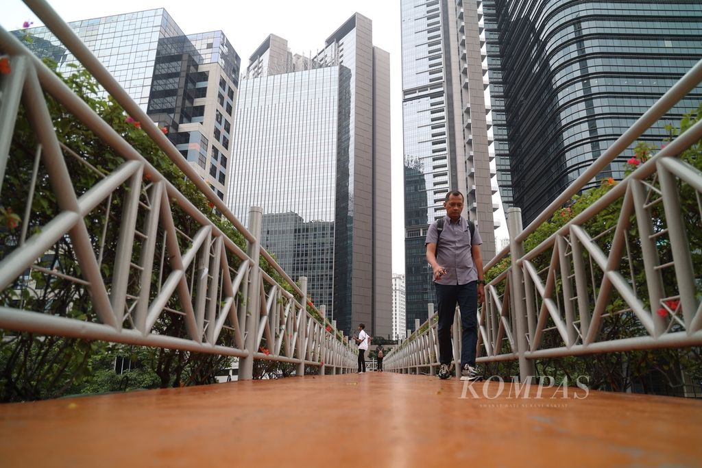 Gedung-gedung pencakar langit menyesaki sepanjang Jalan Jenderal Sudirman, Jakarta, Kamis (14/3/2024).