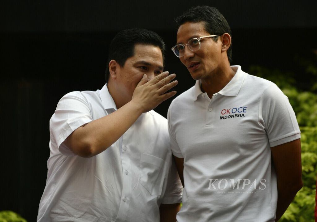 Sandiaga Uno (kiri) dan Erick Thohir (kanan) menghadiri acara kolaborasi relawan muda pendukung pasangan Prabowo Subianto-Sandiaga dan relawan muda pendukung pasangan Jokowi-Amin bertajuk "Young Penting Indonesia" di Jakarta, Sabtu (13/7/2019).