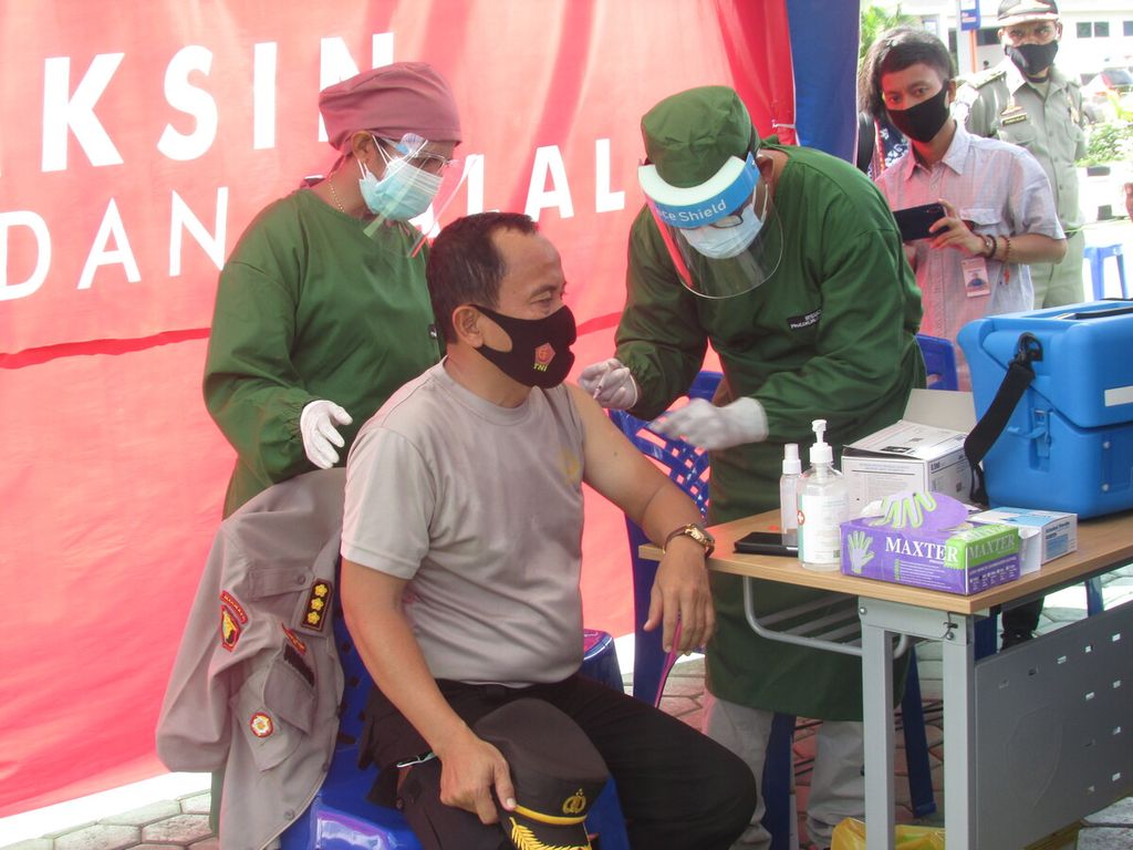 Kepala Bidang Dokkes Polda NTT Kombes dr Sudaryono, orang pertama di NTT yang mendapatkan vaksin Sinovac, Rabu (13/1/2021). 