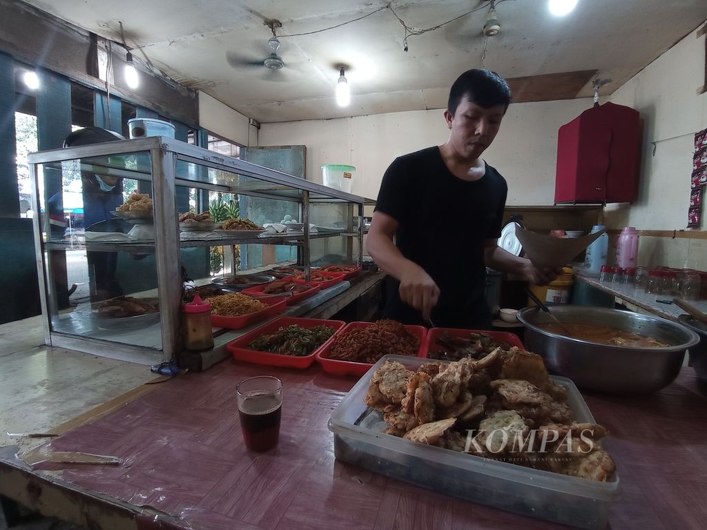 Warteg Sumber Urip di kawasan Pasar Lembang, Kecamatan Ciledug, Kota Tangerang, Banten, Senin (21/2/2022).