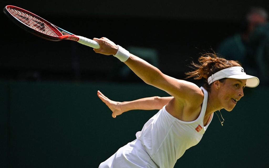 Petenis Jerman, Tatjana Maria, memukul bola ke arah petenis Tunisia, Ons Jabeur, dalam pertandingan semifinal Wimbledon di All England Tennis Club, Wimbledon, Kamis (7/7/2022). Jabeur mengalahkan Maria, 6-2, 3-6, 6-1. 