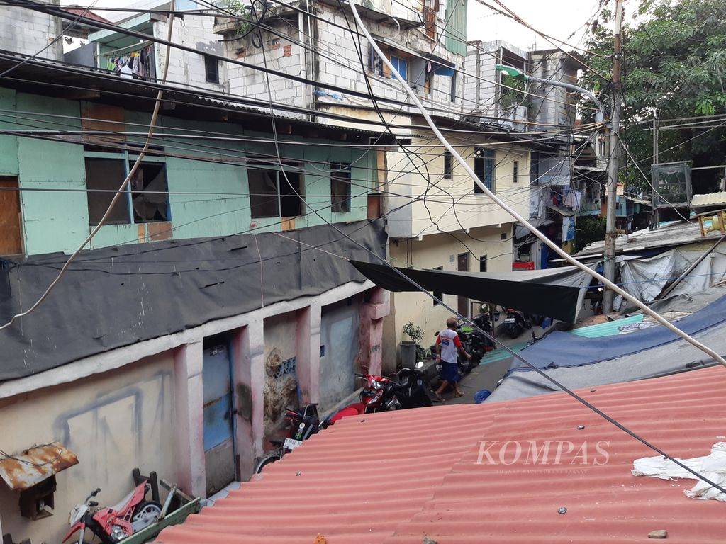Kondisi rumah indekos di wilayah Kelurahan Pekojan, Tambora, Jakarta Barat, Senin (20/3/2023) sore. Di kontrakan itu, 39 perempuan ditampung dan dipekerjakan sebagai pekerja seks komersial di Gang Royal, Rawa Bebek, Jakarta Utara.