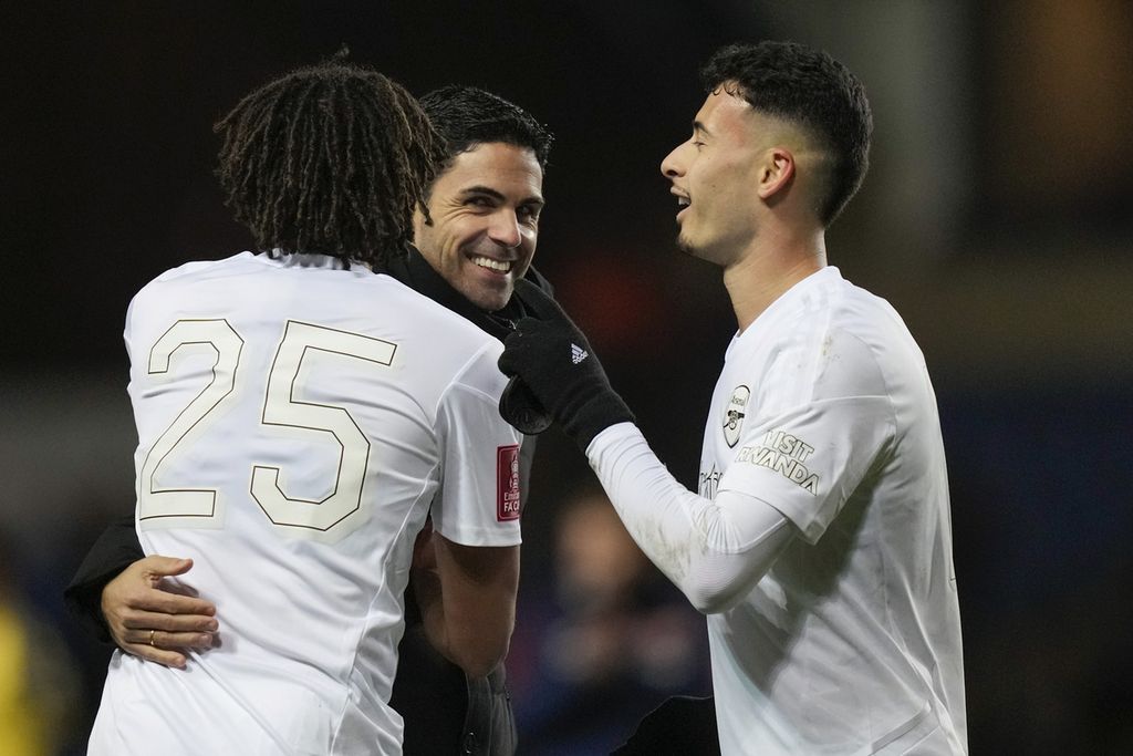 Manajer Arsenal Mikel Arteta (tengah) dan para pemainnya merayakan kemenangan atas Oxford United pada laga putaran ketiga Piala FA di Stadion Kassam di Oxford, Selasa (10/1/2023) dini hari WIB. Arsenal menang, 3-0. Arsenal akan menghadapi lawan sekota, yaitu Tottenham Hotspur, dalam lanjutan Liga Inggris di Stadion Tottenham Hotspur, Minggu (15/1/2023).