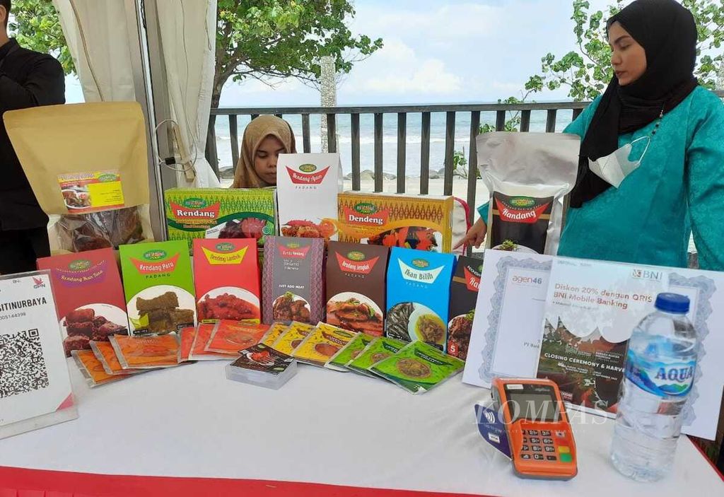 Salah satu stan UMKM rendang yang dipamerkan dalam acara penutupan Gerakan Nasional Bangga Buatan Indonesia di Kota Padang, Sumatera Barat, Jumat (16/9/2022).