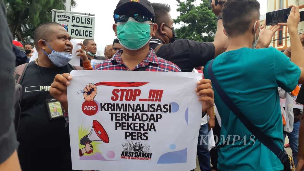Aksi jurnalis di depan Markas Polda Nusa Tenggara Timur. Aksi itu terkait kekerasan yang dialami jurnalis di daerah tersebut.