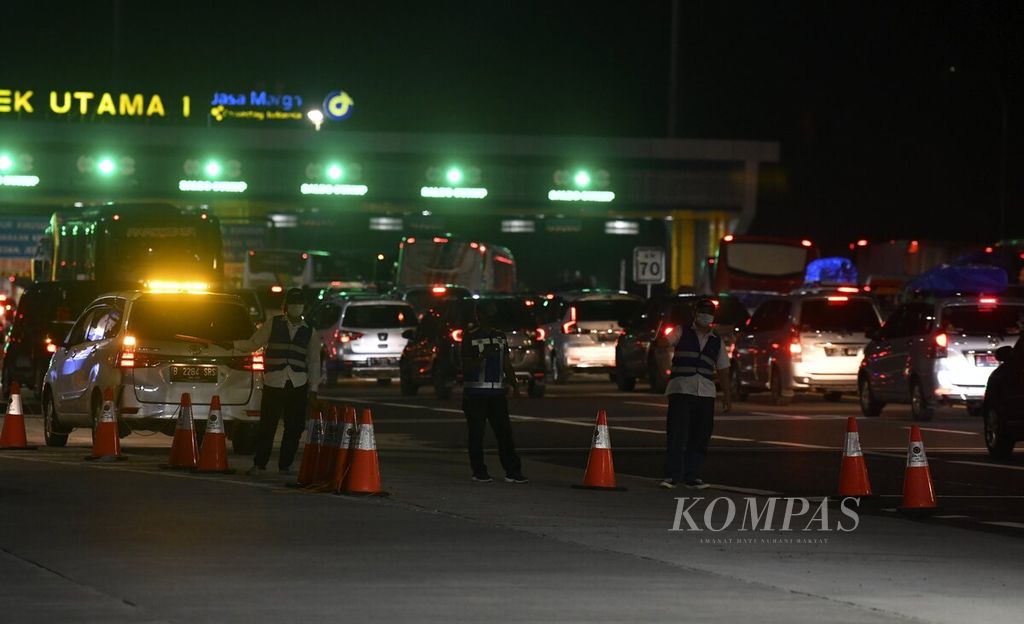 Kendaraan dari arah Jakarta memasuki Gerbang Tol Cikampek Utama di Kilometer 70 Jalan Tol Jakarta-Cikampek, Kamis (28/4/2022) pukul 23.00. Kepadatan lalu lintas saat arus mudik melalui Jalan Tol Jakarta-Cikampek mulai meningkat pada malam hari tetapi hingga pukul 23.00 WIB relatif masih lancar.