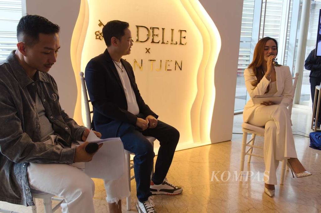 Peluncuran koleksi perhiasan Ahvagary ini dilaksanakan di tengah pameran Bridestory Market, Jumat (3/3/2023), di ICE BSD, Tangerang. hadir dalam acara itu, desainer Hian Tjen (kiri) dan CEO Adelle Jewelery Michael Tjandra. 