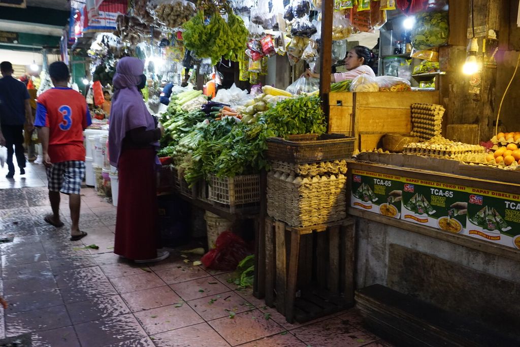 Suasana kios sayur di Pasar Klandasan Balikpapan, Kalimantan Timur, Jumat (14/2/2020).