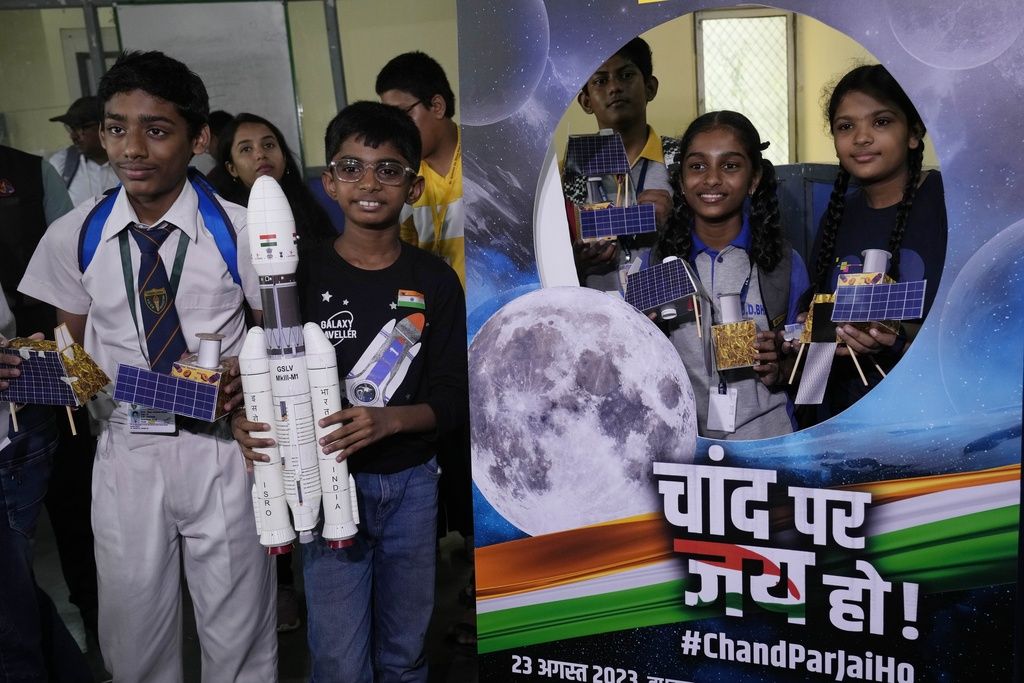 Siswa berpose dengan tiruan Chandrayaan-3 yang terbuat dari kertas, di Mumbai, India, Rabu (23/8/2023).