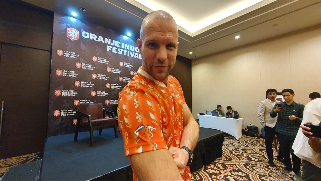 Mantan pemain timnas Belanda, Ron Vlaar, seusai jumpa pers tentang penyelenggaraan Oranje Indonesia Festival di Jakarta, Kamis (24/11/2022). Lebih dari 1.500 orang akan hadir dalam festival yang diakhiri nonton bareng Belanda vs Ekuador di Lapangan Panahan, kompleks Gelora Bung Karno, Senayan, Jakarta, Jumat (25/11/2022). 