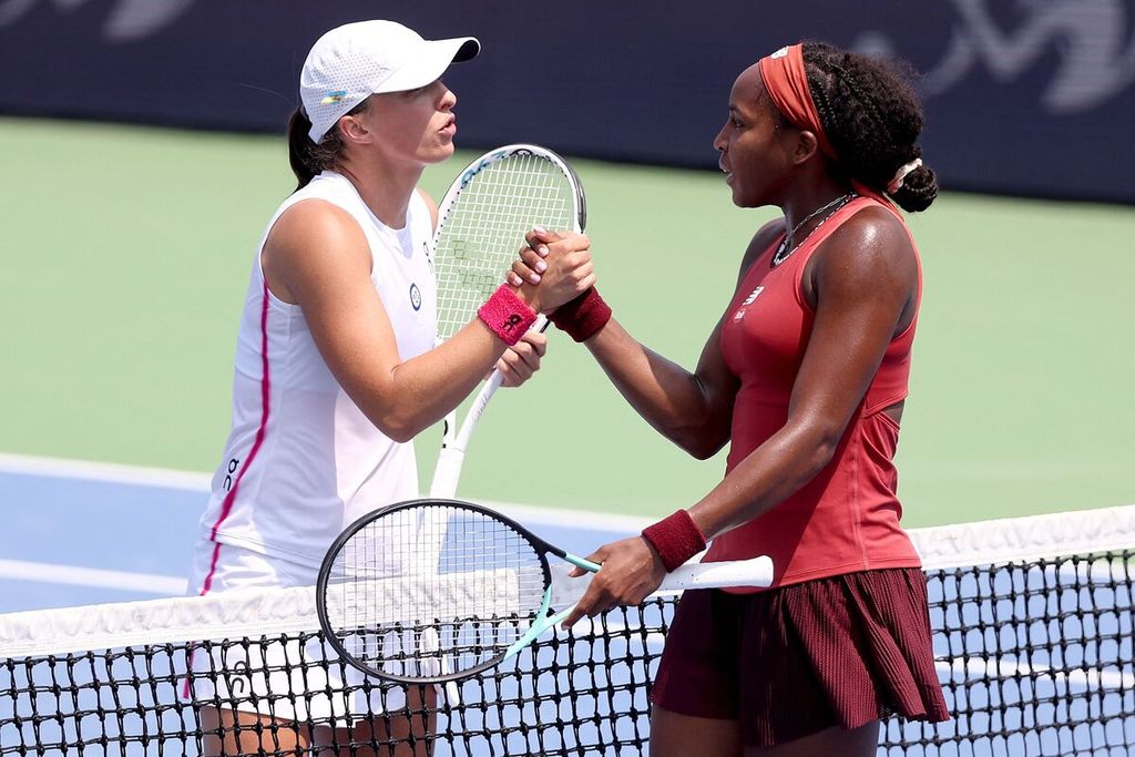 Petenis Polandia, Iga Swiatek, bersalaman dengan petenis Amerika Serikat, Cori Gauff, seusai pertandingan semifinal WTA 1000 Cincinnati, Ohio, AS, Sabtu (19/8/2023). Pada turnamen Final WTA, Siatek mengalahkan Gauff dengan skor 6-0, 7-5 di Cancun, Meksiko, Rabu (1/11/2023).