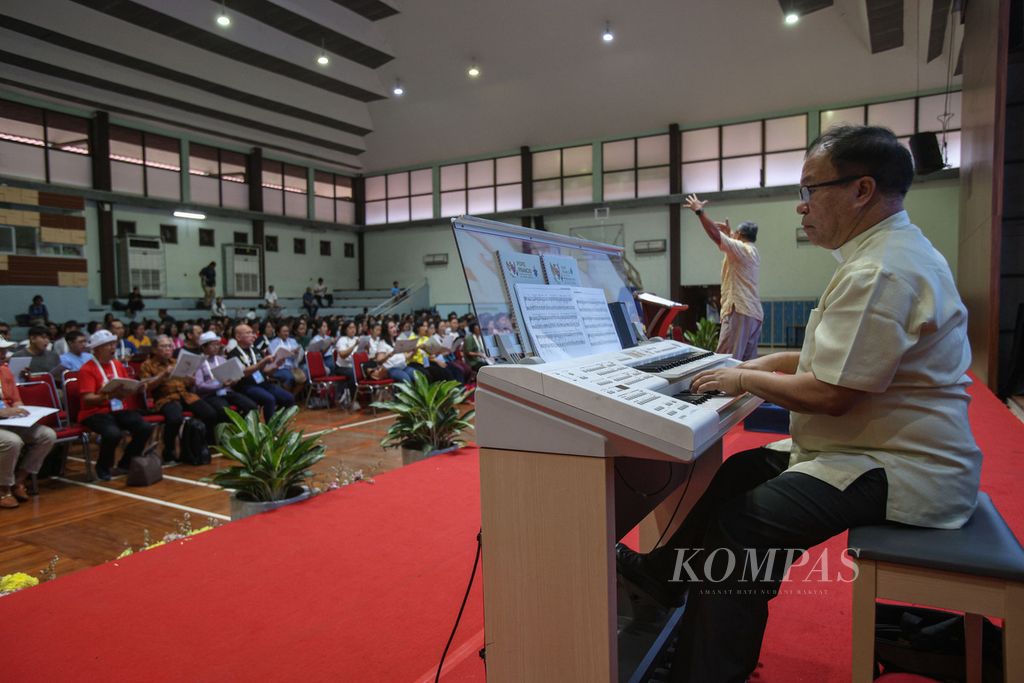 Pianis mengiringi musik saat latihan paduan suara bersama di Kolese Kanisius, Jakarta, Minggu (1/9/2024). H-2 kedatangan Paus Fransiskus ke Indonesia, para petugas paduan suara terus berlatih.