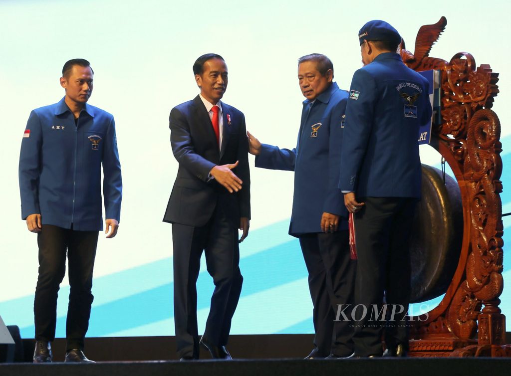 Presiden Joko Widodo (kedua kiri), didampingi, Ketua Kogasma Pemenangan Pemilu 2019 Partai Demokrat (PD), Agus Harimuti Yudhoyono (kiri), Ketua Umum PD Susilo Bambang Yudhoyono (kedua kanan) dan Sekjen PD, Hinca Panjaitan usai memukul gong usai memberikan sambutan dalam Peresmian Pembukaan Rapat Pimpinan Nasional Partai Demokrat 2018 di Sentul International Convention Center, Bogor, Jawa Barat, Sabtu (10/3/2018). Acara itu diikuti oleh pimpinan Patai Demokrat dari seluruh wilayah Indonesia.