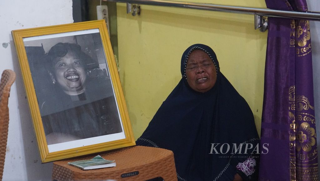 Anggota keluarga menangisi kepergian Dyah Sujirah, atau Sipon, istri dari aktivis dan penyair Wiji Thukul, di Kota Surakarta, Jawa Tengah,  Jumat (6/1/2023). Sipon meninggal dalam kondisi belum memperoleh kejelasan mengenai nasib suaminya yang menjadi korban penghilangan orang secara paksa.
