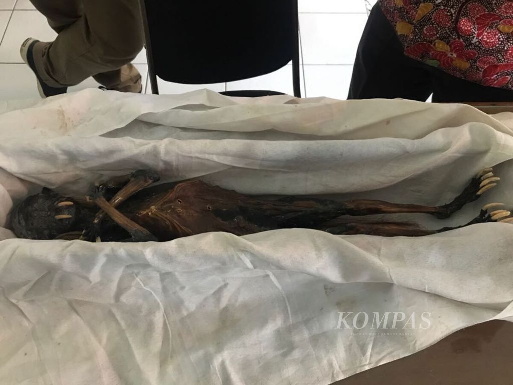 Benda mirip jenglot dilarung yang ditemukan di Pantai Kenjeran, Surabaya.