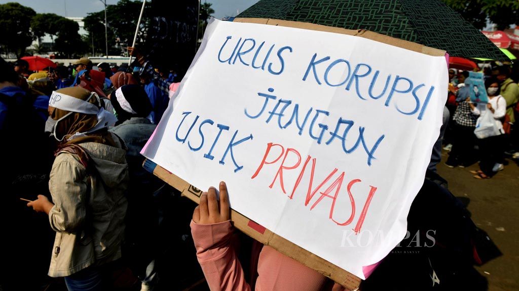 https://assetd.kompas.id/PSyeKHUPMiWdfInF2gbaS1g0UPc=/1024x576/filters:watermark(https://cdn-content.kompas.id/umum/kompas_main_logo.png,-16p,-13p,0)/https%3A%2F%2Fkompas.id%2Fwp-content%2Fuploads%2F2019%2F09%2F20190919_ENGLISH-RKUHP_A_web_1568903720.jpg