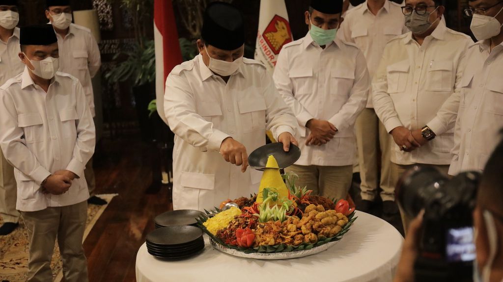 Ketua Umum Partai Gerindra Prabowo Subianto memotong tumpeng sebagai tanda syukur atas peringatan hari ulang tahun ke-14 Partai Gerindra di kediaman Prabowo, Jalan Kertanegara, Jakarta Selatan (5/2/2022). Hadir dalam peringatan tersebut, jajaran pengurus Dewan Perwakilan Pusat Gerindra, seperti Sekretaris Jenderal Gerindra Ahmad Muzani, serta Ketua Harian Gerindra Sufmi Dasco Ahmad.